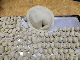 Как китайские мастера лепят пельмени