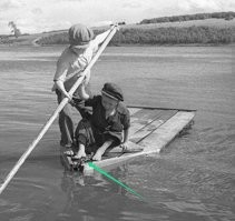 Серьёзное судно! 

Вы на якорную цепь посмотрите. :)