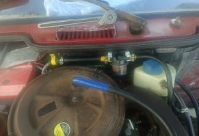 Трещина в шланге топливопровода, к примеру. 

Иногда такое гэ продают в запчастях. 

Купил, на вид хороший, прочный и гибкий. 

Но, сцуко, оказался не бензостойким! 
Бензошланг, небензостойким! 

Размяк и просто порвался на ходу. 
И это с учётом того, что повышенного давления там нет, скорее наоборот, через него всасывается топливо. 

Хорошо, что до бензонасоса и машина просто заглохла. 

___

Для сравнения, на той же магистрали стоит шланг от топливозаборника в баке до трубки. 

Так вот, этот шланг 2004 года! В эксплуатации с 2005 года. 
Как новый!