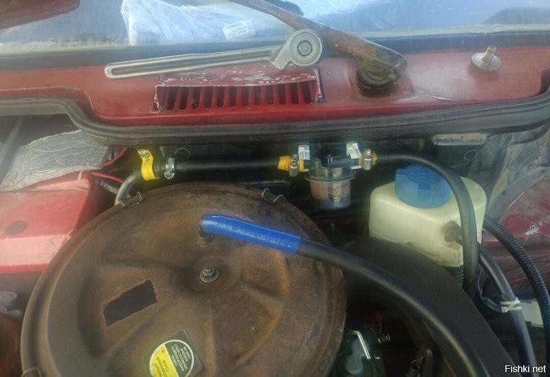 Трещина в шланге топливопровода, к примеру. 

Иногда такое гэ продают в запчастях. 

Купил, на вид хороший, прочный и гибкий. 

Но, сцуко, оказался не бензостойким! 
Бензошланг, небензостойким! 

Размяк и просто порвался на ходу. 
И это с учётом того, что повышенного давления там нет, скорее наоборот, через него всасывается топливо. 

Хорошо, что до бензонасоса и машина просто заглохла. 

___

Для сравнения, на той же магистрали стоит шланг от топливозаборника в баке до трубки. 

Так вот, этот шланг 2004 года! В эксплуатации с 2005 года. 
Как новый!