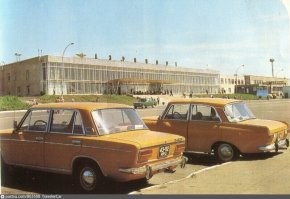Мой родной Братск Справа в синем павильоне был буфет, а в самом здании на втором этаже - ресторан))))