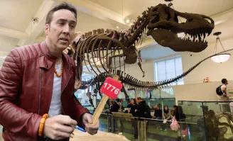 Cтеклодув воссоздал скелет динозавра в натуральную величину