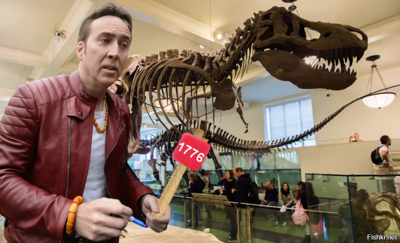 Cтеклодув воссоздал скелет динозавра в натуральную величину