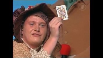 Мальчик раскрывает секреты шулерства за карточным столом