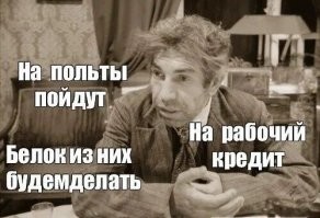 Мужчину в маске волка водили по аэропорту на поводке