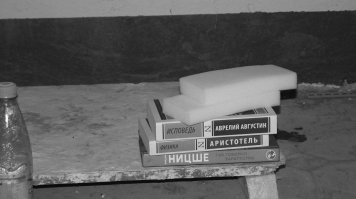 Как то гуляя по Питерским улочкам зашли в парадную и под лестничным маршем увидели вот такую картину - благоустроенную лежанку и книги...)))