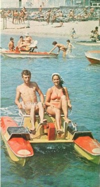 Что специально? Это из фотоальбома "Евпатория", издательство "Мыстэцтво", Киев,  1985 год. Такой способ печати, открытки ещё выпускали в таком стиле с видами городов.