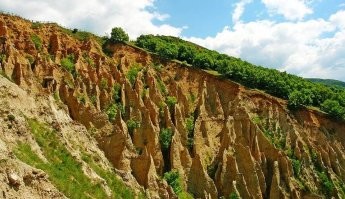 Ну не такое уж и удивительное творение природы. 
На фото Cтобские пирамиды в Болгарии.