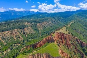 Ну не такое уж и удивительное творение природы. 
На фото Cтобские пирамиды в Болгарии.