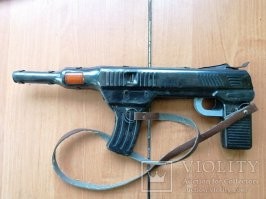 Вот такой был. На батарейках. Рычал знатно и лампочка мигала.