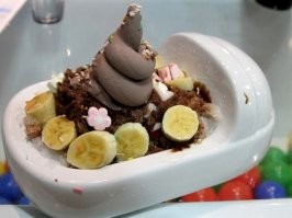 Да ну, херня. Удивлять надо вкусом, вкусная еда на чистой тарелке - и больше ничего не надо. А тут соревнование по блевотной подаче.