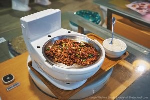 Да ну, херня. Удивлять надо вкусом, вкусная еда на чистой тарелке - и больше ничего не надо. А тут соревнование по блевотной подаче.