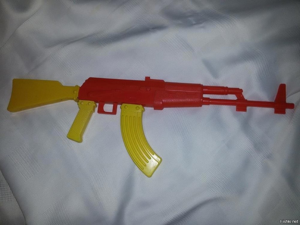 У меня в детстве пистолетов было десятка два. ППШ был такого плана, как двустволка на первом фото. Калаш такой же был. 
Был Т-55 на проводном управлении, пулькакми ещё стрелял, гусеницы постоянно слетали.
Фоты из интернетов.