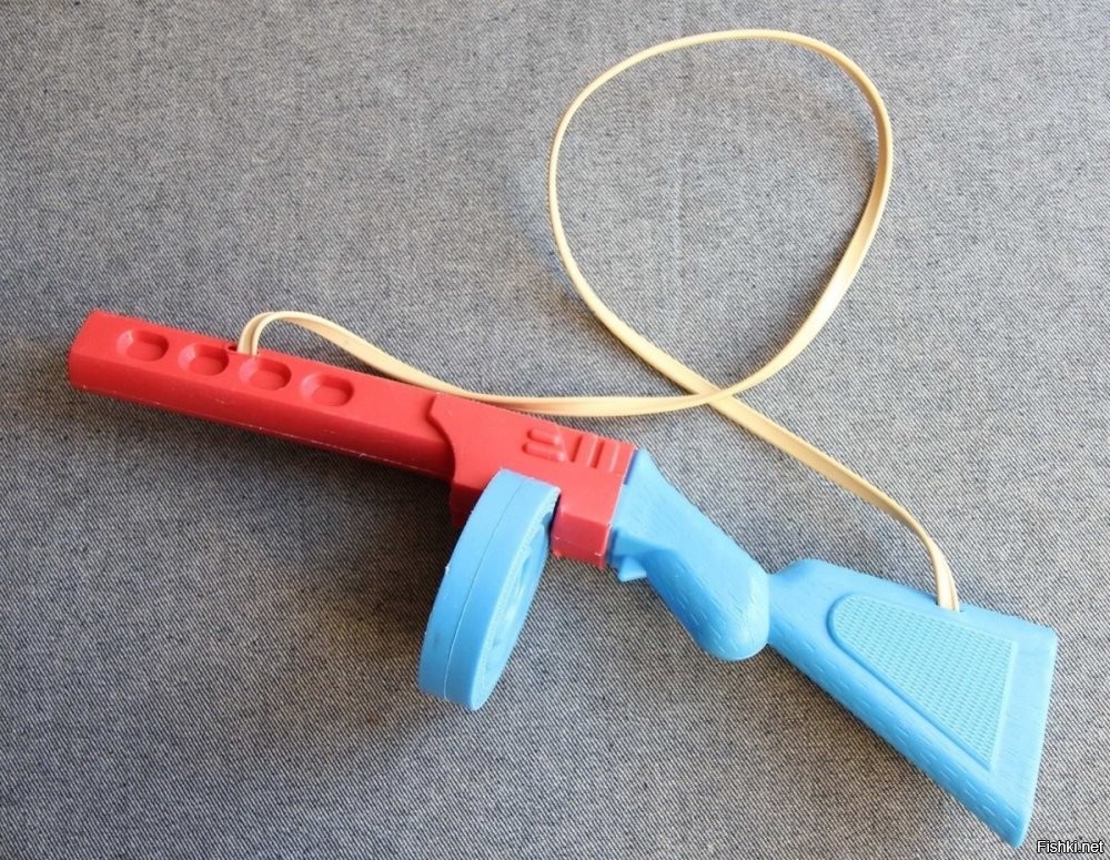 У меня в детстве пистолетов было десятка два. ППШ был такого плана, как двустволка на первом фото. Калаш такой же был. 
Был Т-55 на проводном управлении, пулькакми ещё стрелял, гусеницы постоянно слетали.
Фоты из интернетов.