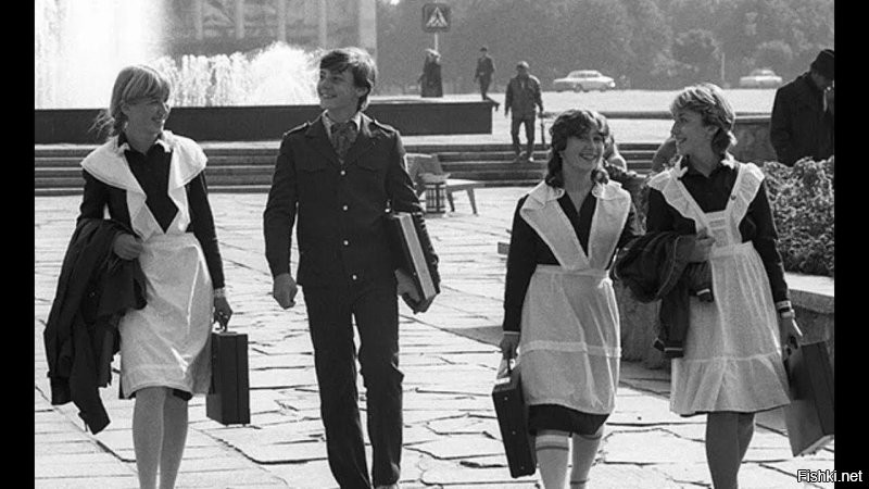 Всегда удивлялся : почему школьницы на старых фотках, выглядят на 30-35 лет !