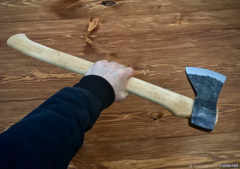 А... Нафиг нож. Я всегда с плотницким топором. Мясо порезать, избу срубить - хороший струмент