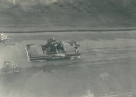 Юганск, друх, ты от куда взял данные для фото 25? На заднем плане пятиэтажка по адресу ул. Немировича-Данченко, 4/1, а это на Станиславском жилмассиве в Ленинском р-не, г. Новосибирска. 23 июня 1966 г.  де Голль проехал тут по дороге из аэропорта и далее его кортеж через Коммунальный мост уехал в центр города. В Академгородок он попал только на следующий день. второе фото частное с балкона на пл. Станиславского, третье уже в центре города на пл. Свердлова.