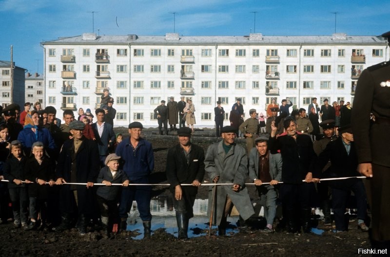 Юганск, друх, ты от куда взял данные для фото 25? На заднем плане пятиэтажка по адресу ул. Немировича-Данченко, 4/1, а это на Станиславском жилмассиве в Ленинском р-не, г. Новосибирска. 23 июня 1966 г.  де Голль проехал тут по дороге из аэропорта и далее его кортеж через Коммунальный мост уехал в центр города. В Академгородок он попал только на следующий день. второе фото частное с балкона на пл. Станиславского, третье уже в центре города на пл. Свердлова.