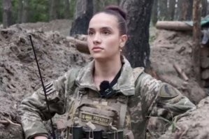 Это Елена Савельева! Украинская пропагандистка . Тоже кстати, по официальным данным, убита.