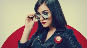 Туристы лижут скульптуры человеческого тела из сахара
