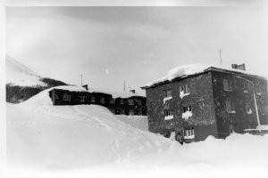 В 1989 году на Камчатке в Октябре ушел на ДПЛ в автономку на 45 суток.
Жил в общаге и уходя забыл закрыть форточку...........
Вернулся в конце ноября. С трудом открыл дверь. В комнате был сугроб, от форточки до двери, длина 4 метра, высота от 180 до 50 см.
Сходил в казарму, взял снеговую лопату, открыл окно, за час всё выбросил наружу.
За неделю комнату просушил. Даже никого не залил и обои не отвалились.
(Бухта Финвал, Бечевинка, 182 обр пл. Б-445 девятка)