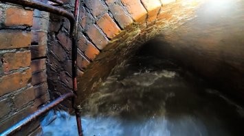 в это время внизу.