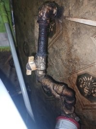 Какой зажим? Где? Фото просто говенное вышло)) И трубы очень старые. И курю я в туалете. Поэтому везде никотиновый налёт, где особо его чистить не надо.