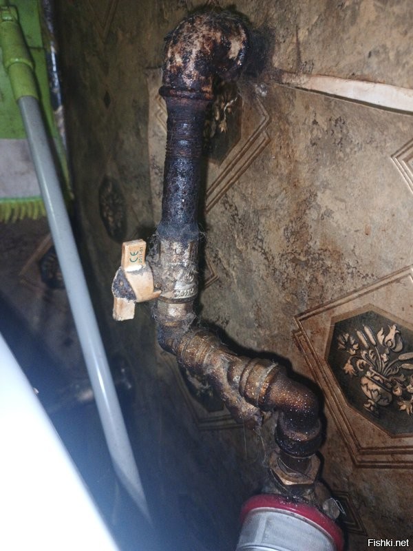 Какой зажим? Где? Фото просто говенное вышло)) И трубы очень старые. И курю я в туалете. Поэтому везде никотиновый налёт, где особо его чистить не надо.