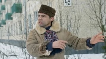 Может человек подъехал старика забрать\высадить, или что то тяжёлое загрузить выгрузить.  На видео неочевидно его желание  запарковаться надолго.
Осуждаю зубоскаленье некоторых комментаторов, ибо попади они в такую ситуацию - им бы не понравилось.
У меня больше вопросов к коммунальщикам или к обслуживающей организации данного строения. Если подобный пласт снега рухнет на случайного прохожего, то, боюсь, меховая шляпа не спасёт. Убить может не убьёт, а вот компрессионный перелом позвоночника получить можно. А мало кому улыбается,  провести оставшуюся жизнь - лежачим инвалидом. Я б за подобную халатность - давал бы реальные срока,  раз люди получают реальные деньги за определённый вид работы,  но либо исполняют её некачественно, либо  просто кладут болт, а это, в итоге, может привести к серьёзной трагедии.  Ладно машина, поменять капот не сильно затратно,  а вот зашибленного насмерть ребёнка, вам уже никакой колдун Вуду или даже поп из РПЦ не оживит.