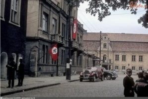 Фото 7. Я не пропагандирую, но нефига поганить фильмы и замазывать, пусть и вражеского на тот момент государства, символику . Что это даёт? Ровным счётом ни-че-го. Только показывает дебилизм чиновников от минкульта. Кстати, согласно Конституции РФ (о которую власть ноги вытерла), цензура запрещена.