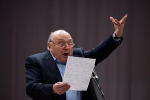 А вы пробовали когда-нибудь зашвырнуть комара? 
Далеко-далеко. 
Он не летит. 
То есть он летит - но сам по себе и плюет на вас. 
Поэтому надо быть легким и независимым.