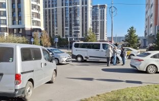 ехали на приёмку объекта, и никого не трогали.
и тут из двора вылетает камикадзе женского пола, и несмотря на попытки увернуться получаем попадание в борт! дыра!
пришлось приёмной комиссии топать дальше пешком. да фигня, полтора километра.