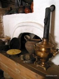 Я тоже не помню что бы самовар дома топили! Заварной чайник обычно на самоваре пустой "отдыхал"...Но старички мои рассказывали, что во времена дифицита керосина, такой способ чаепития в деревнях был нормой..