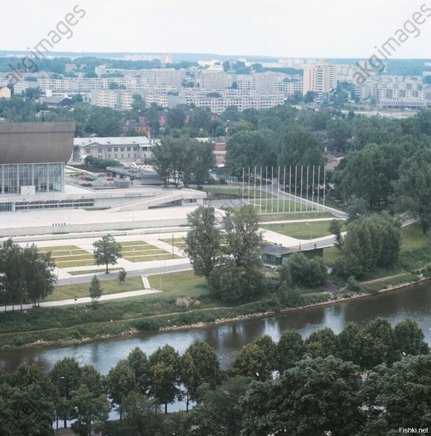 8. Вильнюс.  Вид с горы Гедимина на Дворец Спорта, крытый и открытый бассейны. Кроме горы, ни один объект не функционирует. Бассейны уничтожены. Дворец постепенно самоуничтожается. Гору обезлесили совершенно, и она постепенно размывается дождями.