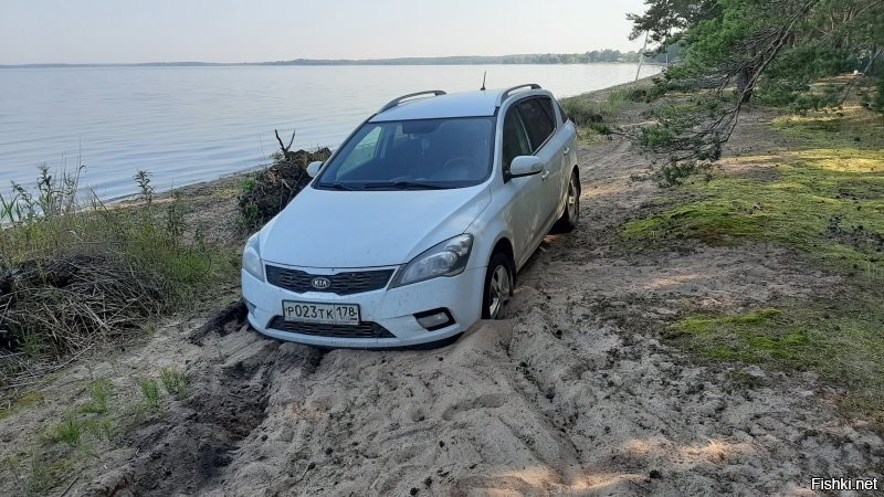 Вот этот товарищ тоже ночью по навигатору ехал. Утром еле вытащили...