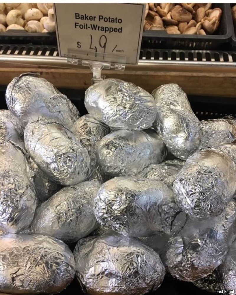 то не так с картошкой в фольге?
Это картошка для запекания. Собственно, об этом написано на ценнике: "Baker potato".
Кстати, специальный сорт - и по форме, и по размеру, и по содержанию крахмала/сахаристости.
Или, если захотелось парочку печеных картошек, нужно покупать рулон фольги?

В принципе, это же касается нарезанных овощей для салата в количестве "меньше одной штуки в нарезке". Быстро, удобно и не остается лишнего, которое, скорее всего, будет выброшено.