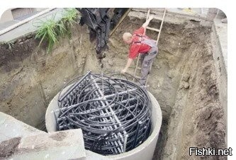 Есть варианты. 
Дорого. 

Закапываются огромные теплоизолированные цистерны с соляным раствором. 
В них теплообменники. 

Нагрев за счёт солнечных коллекторов. 

От объёма цистерн зависит насколько хватит. 
И на то, полное отопление или дополнительный подогрев нужен.