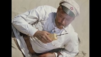 Необычный способ почистить снег с крыши