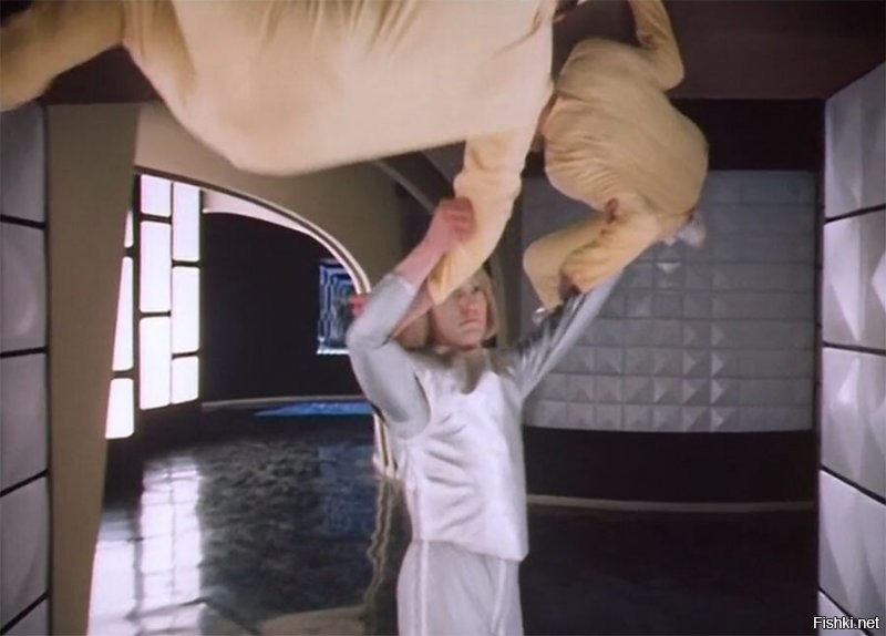 дык, [мат],  культуры нету ни [мат] ни у одного, ни у другого, [мат]

вспомним для сравнения, как проходил такой диалог в Москве в 2084 году
-Прочь с дороги, консервная банка!
-Я   биоробот, и меня никто ещё так не оскорблял!
