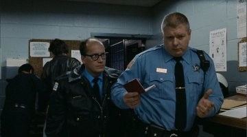 Женщина открыла огонь по парням, пытавшимся похитить щенков