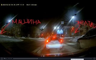 Признают нарушителем гражданскую машину, ибо он летел на запрещающий сигнал светофора- когда машина появляется в кадре, ему уже мигающий желтый, когда полицейская машина в кадре, он ещё далеко от перекрёстка, но там ему уже горит КРАСНЫЙ. Видимо, он знает что зелёный свет на перекрёстном движении включается не сразу со сменой на красный на его полосе, поэтому решил проскочить, но тут полиция появилась.