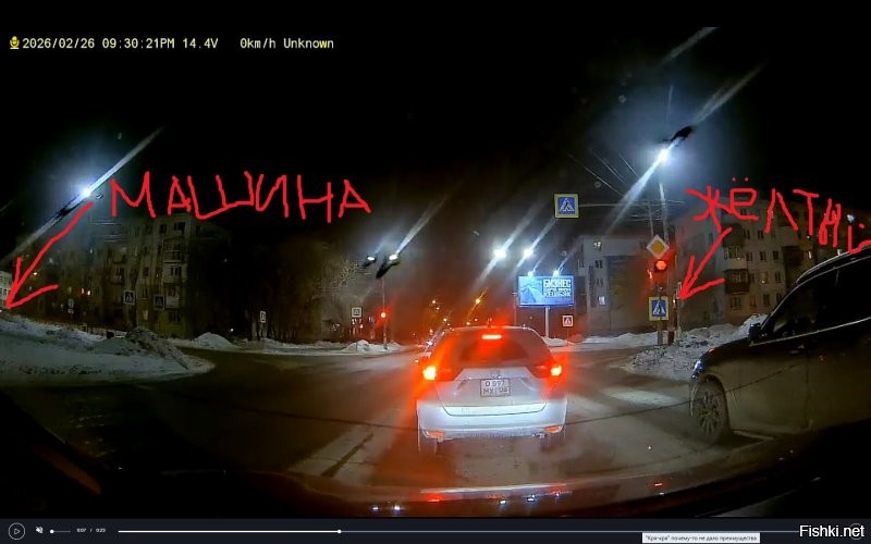 Признают нарушителем гражданскую машину, ибо он летел на запрещающий сигнал светофора- когда машина появляется в кадре, ему уже мигающий желтый, когда полицейская машина в кадре, он ещё далеко от перекрёстка, но там ему уже горит КРАСНЫЙ. Видимо, он знает что зелёный свет на перекрёстном движении включается не сразу со сменой на красный на его полосе, поэтому решил проскочить, но тут полиция появилась.