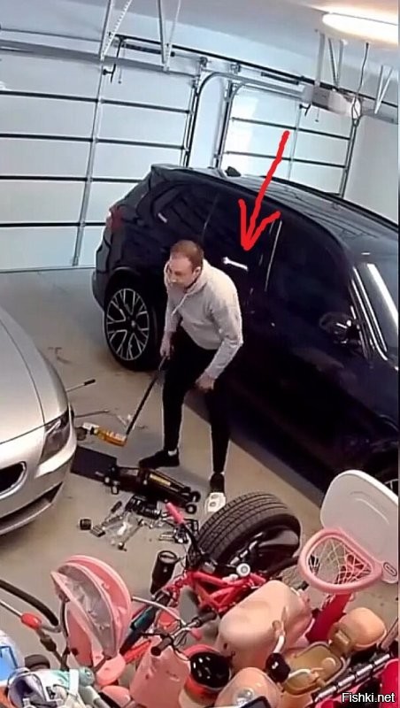 Очки наденьте. Отлетел ключ, который лежал на полу, когда он на него бросил домкрат. Вывод- на рабочем месте всегда должен быть порядок и нефиг разбрасывать инструмент.