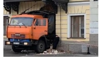 Грузовик обрушил арку и часть фасада Дома Голицына