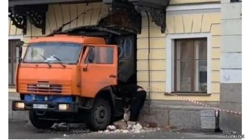 Грузовик обрушил арку и часть фасада Дома Голицына