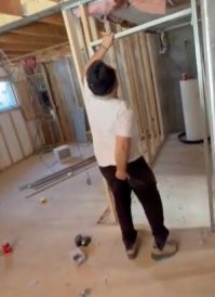 Эт чё, у меня кореш (ныне покойный) чуть не в трусах на такую сел, лет пять (по его словам, а пи.деть ему смысла не было) потом ходил, чесался!