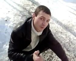 Двое лыжников сняли забавное видео на склоне