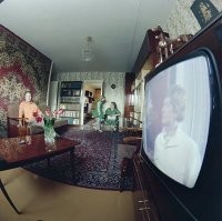 Мужик купил дорогой объектив и пробует его на таймере)