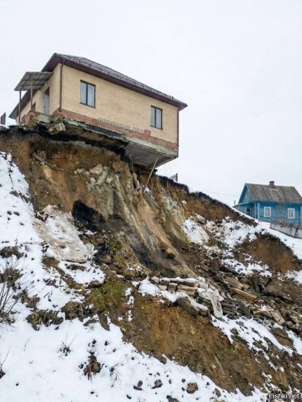 Дом XIX века продают почти вплотную к оживлённой магистрали