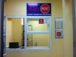 Если владелец точки выдачи такая сердобольная, и так переживает за сотрудников, ну так, пускай в первую очередь оборудует этот пункт выдачи, как ломбард, чтоб никакое быдло не могло навредить работнику, чтоб была тревожная кнопка вызова милиции, чтоб человек работал и не переживал за своё здоровье, когда очередная рванина придёт и будет устраивать скандал или распускать руки.
По хорошему, на законодательном уровне, надо ввести требования к пунктам выдачи товаров,  иначе  это просто какой-то треш, что там порой позволяют себе клиенты.
Хотя бы, чтоб сотрудник был отделён от клиентской зоны банальными стеклопакетами и передавал товар через шлюз.
В идеале 3 зоны - зона ожидающих посетителей,  зона клиентского обслуживания, зона нахождения персонала и склада,  всё разделено металлическими решётками с автоматическими замками (да, именно, как в тюрьме),  чтоб если кто-то буянит, можно было заблокировать его в зоне обслуживания и вызвать ППС, заодно и с воришками проще будет, кто на рывок работает, и люди друг-дружке мешать не будут, проверяя и получая товар одновременно.  Порядок должен быть и организована безопасность рабочих. И стоит это не каких-то огромных денег.  
А так,  просто стойку поставят, камеру повесят и считают что максимально уже позаботились о своих подчинённых. Поэтому там и кадровая текучка такая, что человек просто не чувствует себя комфортно и безопасно на рабочем месте,  и любой обрыган может схватить за волосы, ударить, плюнуть итд..   
А простыми видосиками с обращениями - делу не поможешь, ибо адекватные люди себя итак культурно ведут, а всякое быдло такое не смотрит даже.